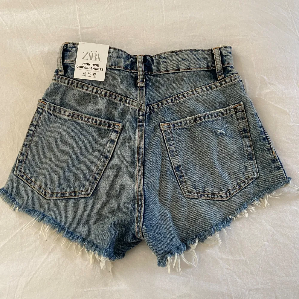 Blåa jeansshorts från zara som aldrig är använda bara testade en gång. Hann inte skicka tillbaka och de är för små för mig tyvärr 💕de har kvar prislappar och sånt! Skriv till mig om du vill veta nått jag inte fått med här💕. Shorts.