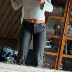 WASHED SVARTA LÅGMIDJADE JEANS - Svin snygga jeans ifrån gina Tricot i storlek 36. Rak passform så alltså inte skinny nertill och formar kroppen fint. Säljer då de tyvärr är lite för tajta för mig som är en 38/40. Toppen skick. Tröjan säljes oxkså! 