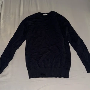 John henric tröja  - Säljer nu min fina john henric tröja eftersom att den är för liten, den är mörkblå och utmärk skick och nyligen inköpt, storlek s och nypris är 999kr Mittpris 549kr Pris går att diskuteras!