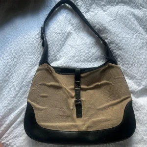 Gucci Jackie  - Gucci Jackie väska i beige. Köpt på Vestiaire Collective och är i använt skick där av det låga priset! Kan skicka fler bilder samt kvitto från vestiere (där allt äkthetskollas) ❤️