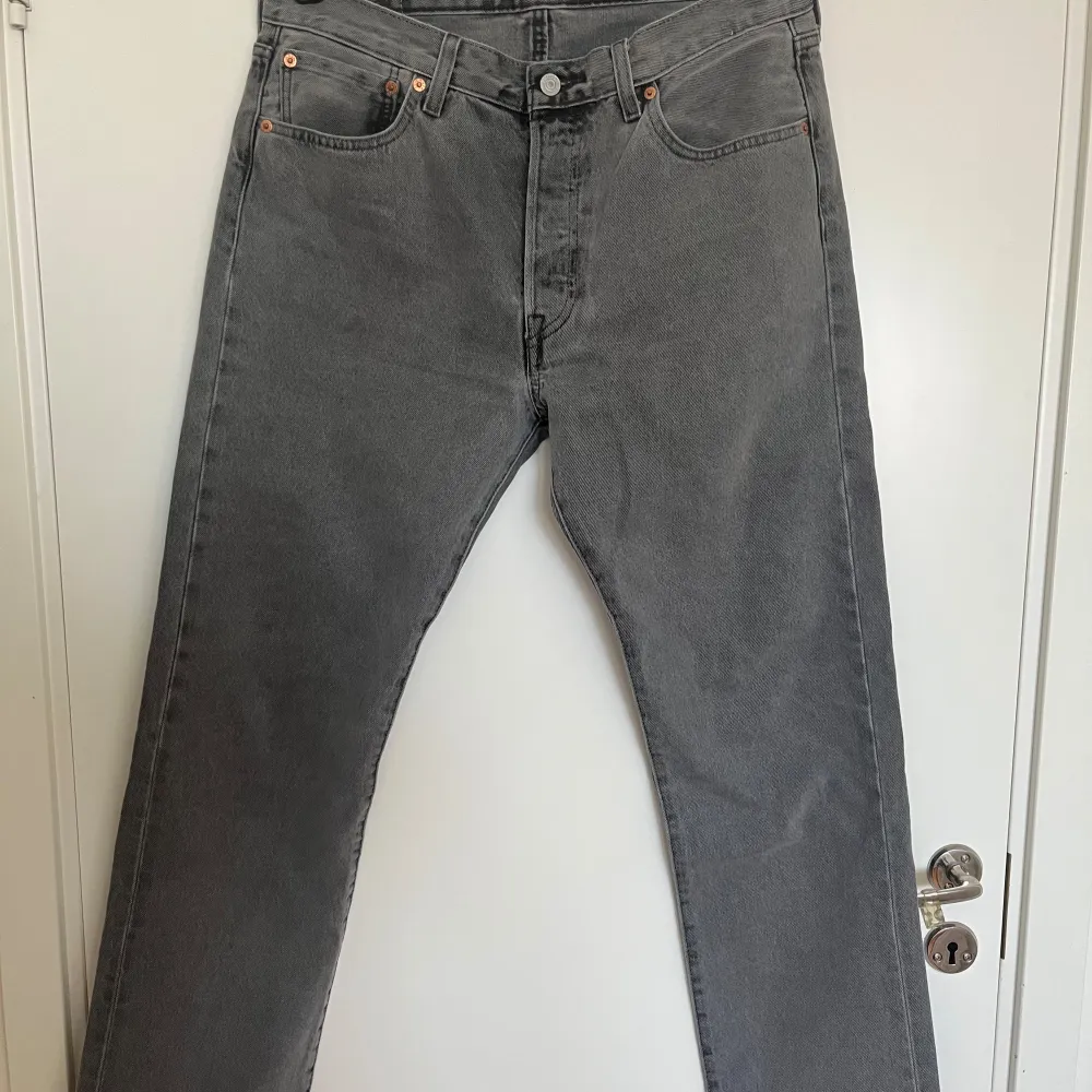 Tja säljer mina Levi’s jeans pga att dom var för små.  Byxorna är splitternya. Använda 1 gång.  PM ifall det finns frågor . Jeans & Byxor.