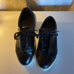 Eytys Doja - Säljer mina fina Eytys då dem är lite stora för mig!🤍 Köpta för 2100kr.