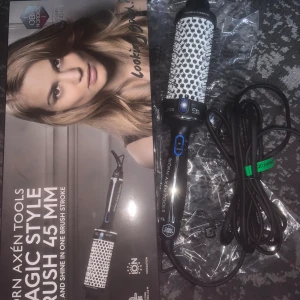 Ny värmeborste 45 mm Björn Axén - En värmeborste som endast är använd en gång på grund av att jag köpte fel storlek😔 Men borsten är som ny och funkar jättebra😊💯 Om man har några frågor eller vill ha mer bilder är det bara att kontakta mig🥰 Använd gärna köp nu funktionen!