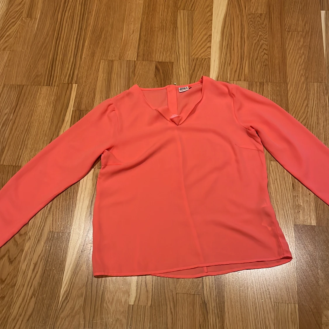 Korallfärgad blus från ONLY