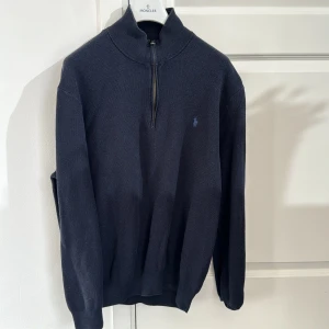 Blå Ralph Lauren halv zip - Storlek XL