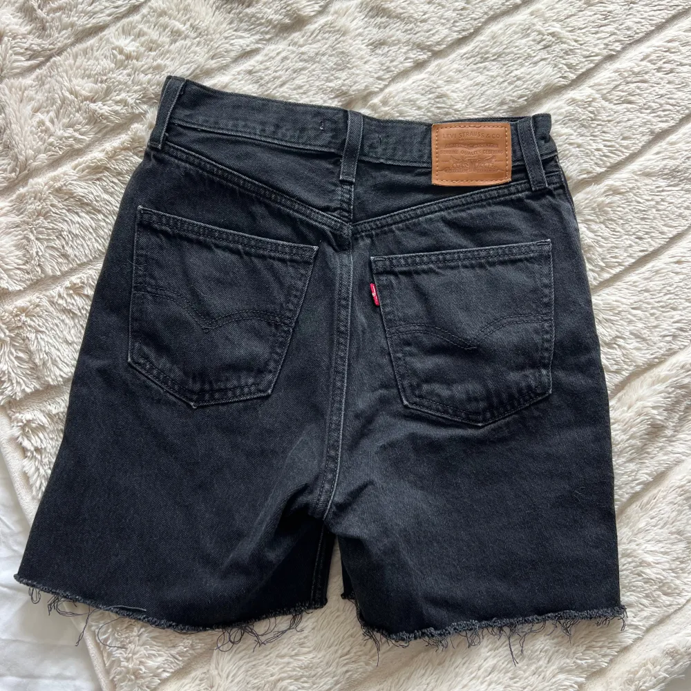 Denim shorts från Levi’s. Storlek S och normal i storleken. Köpta förra sommaren och inga förslitningar på dom. Högmidjade. . Shorts.