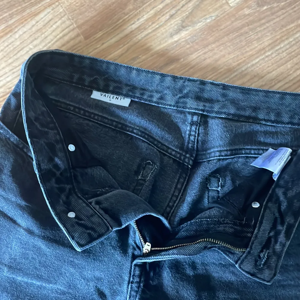 Säljer ett par svarta straight vailent jeans strl S eller 28/29. Nypris 800 och skick 9/10. Kom me ett pris eller låt oss diskutera i pm!. Jeans & Byxor.