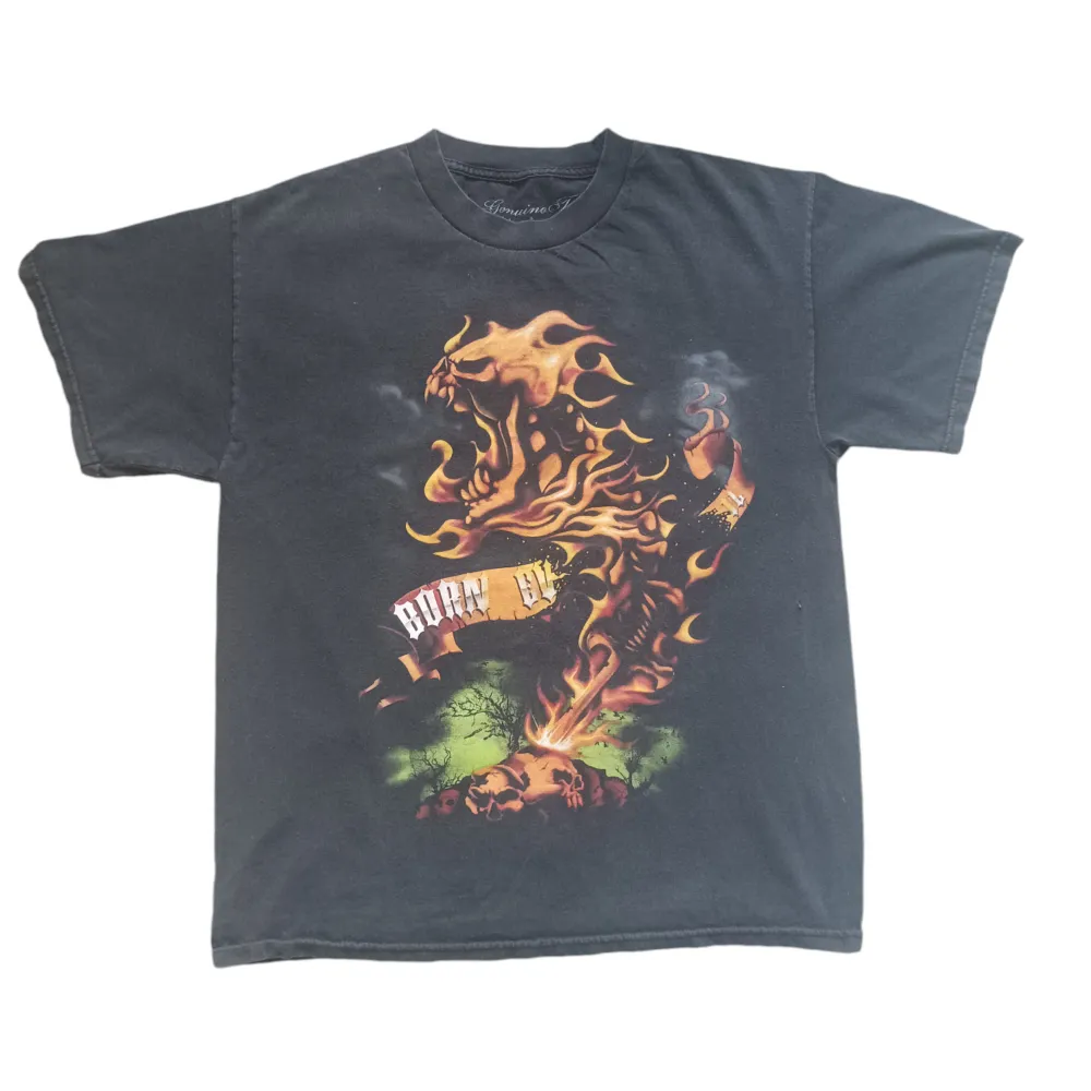 đSvart tee med y2k skull printđVĂ€ldigt bra condition inga hĂ„l eller mĂ€rkenđïž Dma för frĂ„gorđïžđŻ Size L . T-paidat.