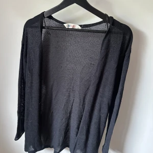 Långärmad kofta - Svart långärmad kofta från H&M i storlek 146/152 (typ XXS/XS). Tunn i tyget, välanvänd men inget direkt slitage. 