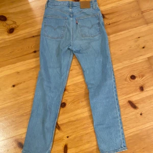 Levis High slim stragiht  - Super snygga Levis 70s High slim straight jeans, skulle inte säga att dom sitter slim utan lite mer loos i bena. Använda Max 10 gånger innan jag växte ut dom.   Nypris 1249