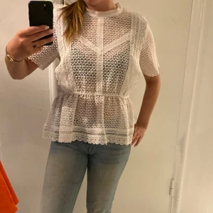 Blus - Vit blus från Gina i storlek 44 men passar även mig (36)!!