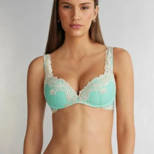 Intimissimi bh 75b - Säljer denna  bh från intimmissimi i en härlig turkos färg! 🩵