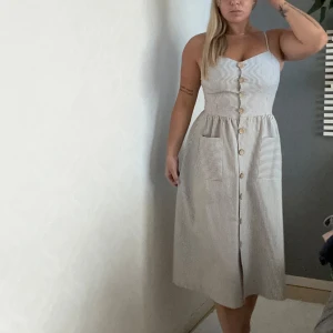 Klänning Koton - Supersöt klänning för en fest eller dejt. Använt ett fåtal gånger, säljer pga byst får inte plats längre. Skulle därmed inte rekommendera att köpa till någon som har byst större än C.