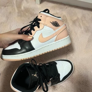 Jordan 1 crimsontint  - Jordan 1s i färgen Crimson tint, på sista bilden ser man att de är liiiite creasade annars är de i princip i nyskick. Finns även qr kod på tredje bilden där man kan verifiera att de är äkta