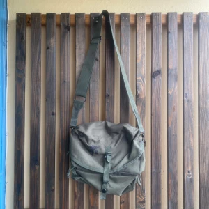 US army axelväska - Grön US army axelväska. Använd 3-4 gånger. Rymlig och diskret. Pris: 199kr. 