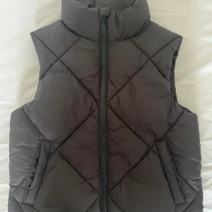 Oanvänd väst - Säljer denna oanvända väst i storlek S/M för 150 kr (original pris 500). Köparen står för frakt kan även mötas upp!