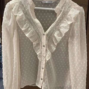 Beige skjorta/blus - Säljer nu denna beiga lite genomskinliga blusen från zara i storlek s.  Inga defekter🩷