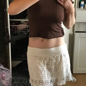 Vacker spetskjol  - Såå fin kjol i blommönster av brodyr/spets i fint skick utan defekter. Tveka inte att ställa frågor om du undrar något☺️Priset är förhandlingsbart så lägg gärna prisförslag:)