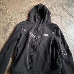 Nike tech fleece  - Bra skick använt 3-5 gånger passade inte mig så bra pris kan diskuteras 