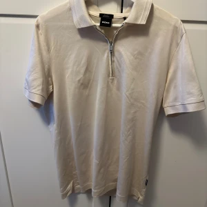 Piké Hugo Boss  - Piké från Hugo Boss i mycket fint skick. Äkta, QR koden funkar att scanna. Säljer den då den blivit för liten. Är i storlek M men passar även L. 