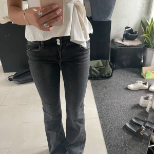 Svarta bootcut jeans från Gina Tricot - Ett par snygga svarta midwaist bootcut jeans från Gina Tricot. de är i storlek 160, för referens sitter de bra på mig som är 168 cm.