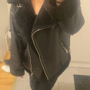 jacka NA-KD - en jättefin skinnjacka med foder från NA-KD endast använd en säsong💖💖