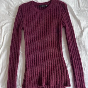 Stickad tröja  - Vinröd stickad tröja från bikbok. Helt ny, skulle lämna tillbaka men tappade kvittot. Nypris 300kr🩷 pris kan diskuteras 