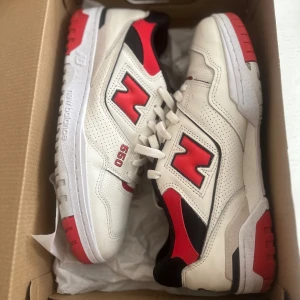 New Balance 550  - New Balance 550 Red/White. Använda 3 gånger