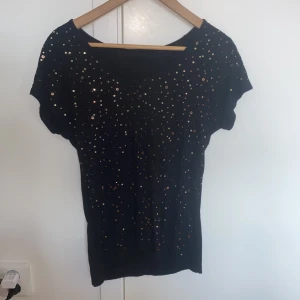 Fin glittertopp  - Fin partytopp som också funkar till vardags. Den är i fint skick och är bekväm.  Jag vet inte vilken märke det är då lappen har gått av.