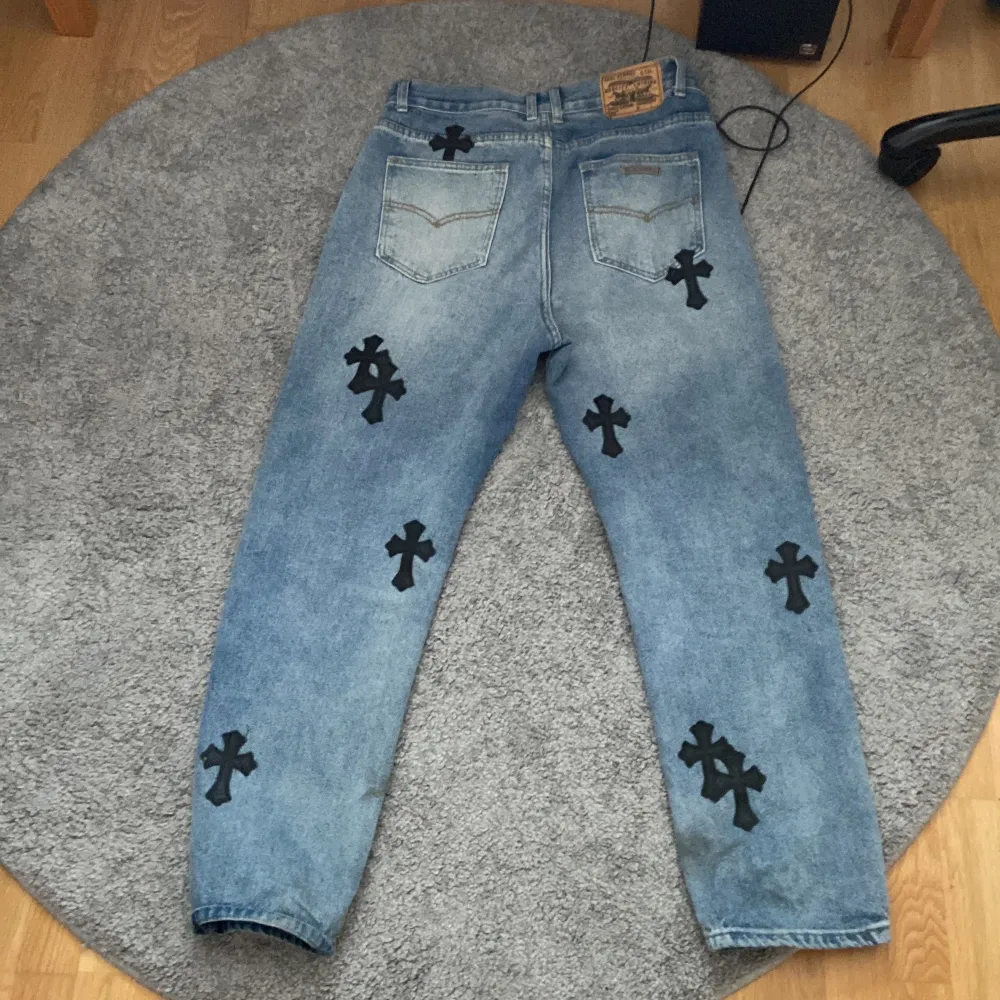 Säljer ett par feta chrome hearts byxor. Köpta på plick så vet ej om dem är äkta. Ser jätte äkta ut iaf.. Jeans & Byxor.