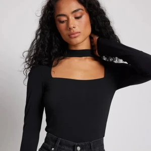 NAKD topp - En jättefin svart choker-topp från NAKD. Har använts en gång och är alltså i nyskick😻