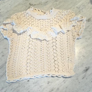 Zara topp!! - En super snygg stickad topp från zara. Storlek S, den är i jätte fint skick. Använd endast 1 gång. Finns inte kvar på hemsidan men ny pris ungefär 400 kr 