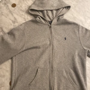 Ralph lauren hoodie - Hej säljer nu denna hoodie. Storleken är Xl i barn. Men ungefär S i herr. Ny pris runt 1250 mitt 350kr. Skriv för frågor💯