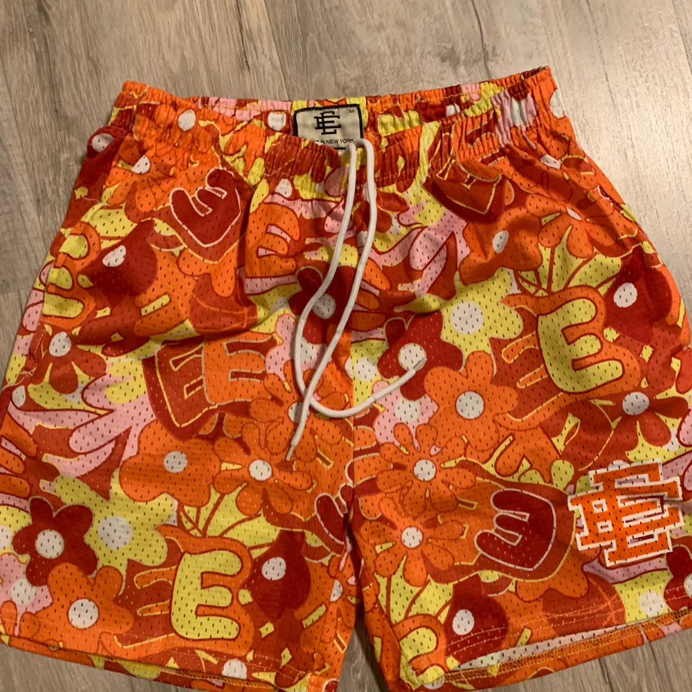 Bra skick inga fläckar inga hål. 120 kr styck. Shorts.