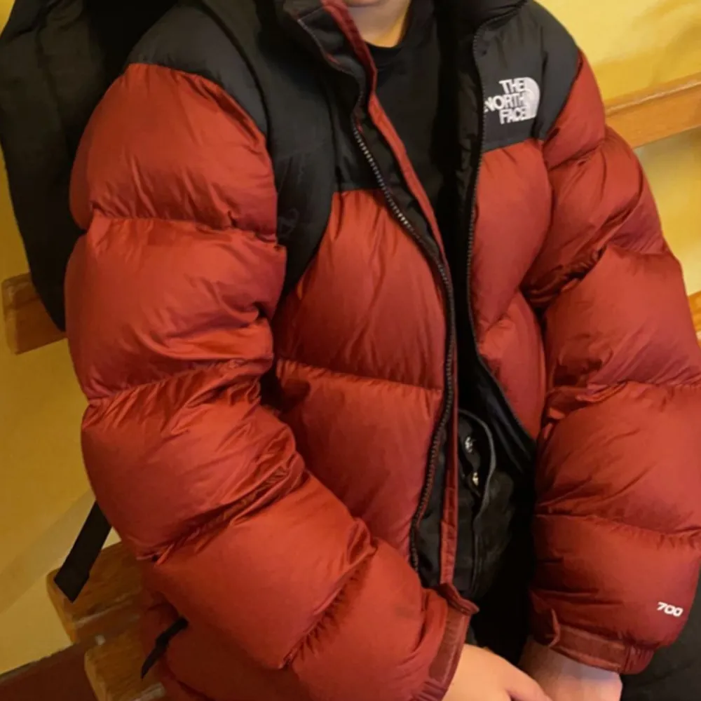 Säljer min super coola the north face jacka! Har några få defekter som knappt syns. XS i herr strl men passar mig som vanligtvis bär xs dam. Sista bilden visar färgen bäst!. Takit.