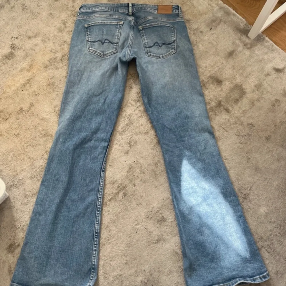 pris kan diskuteras 💕 Använt några fåtal gånger lite defekter går att fixa👍  Köpt på zalando för ett tag sen för typ 1200kr Skriv om ni undrar något💕  . Jeans & Byxor.