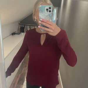 Vinröd blus - Så fin blus i nyskick från Vero Moda💋