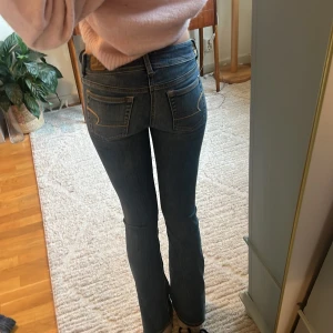 Bootcut jeans - Såå fina lågmidjade bootcut jeans från American Eagle som tyvärr är för korta för mig! De är nästan helt i nyskick!💕 midjemått 34 cm rakt över, innerben 76 cm (dom är stretchiga)