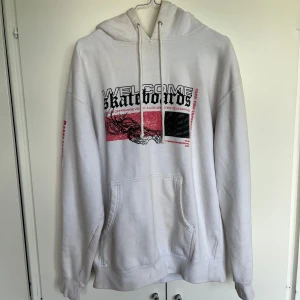 Welcome Hoodie - Behöver tvättas men i bra skick