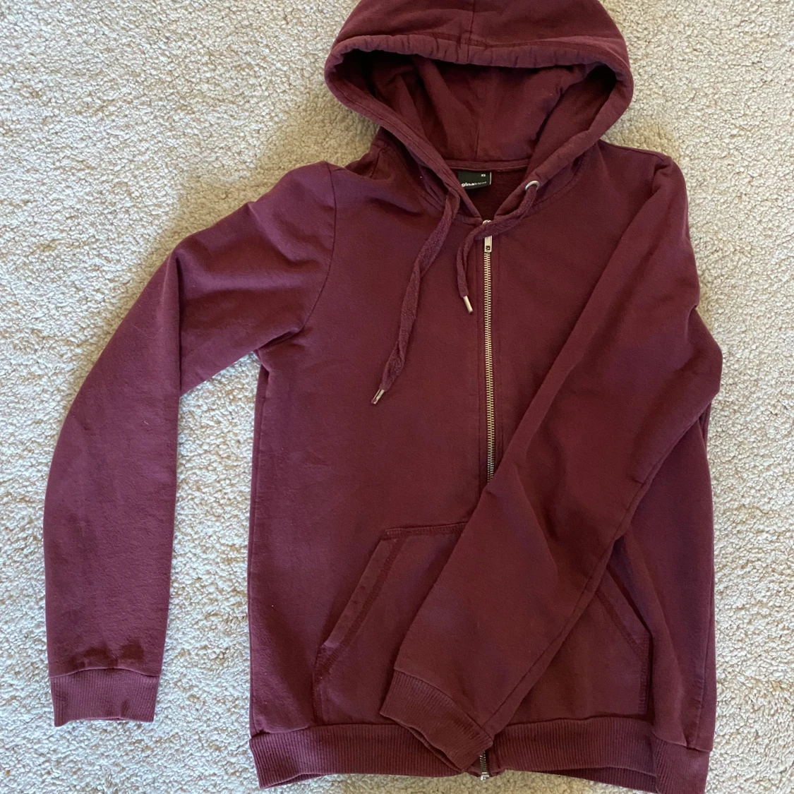 Vinröd hoodie