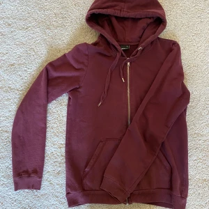 Vinröd hoodie  - Vinröd hoodie från gina tricot storlek xs. Bra skick.💞