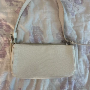 Beige väska - Jättesnygg väska från ginatricot! Ganska bra skick men lite rostig på vissa ställen 💓