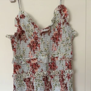 Zara klänning  - Blommig klänning från zara!