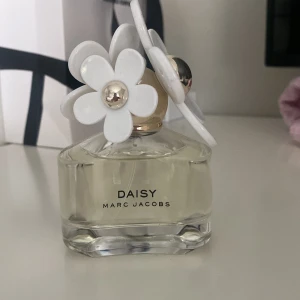 Marc Jacobs parym  - Daisy parfymen från Marc Jacobs🫶inte mke använd 