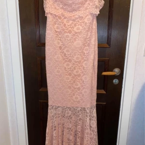 Festklänning  - Oanvänd festklänning. För mer och bättre bilder, skriv till mig så skickar jag Stl 36-38 Pris kan diskuteras