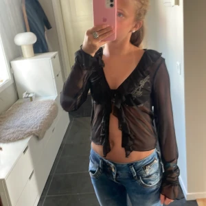 Fin volang blus💗 - Säljer denna jättefina volangblus💞 enligt mig så liknar  lite den från design by si då grunden på tröjan är ungefär samma 💞 från Lindex i storlek 158-164 så alltså xs men passar nog s också då man kan dra åt vid bröstet❤️ 