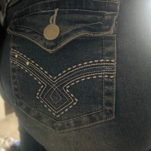 Ett par jäöte fina jeans med fina detaljer på fickorna back 