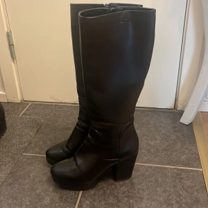 Stövlar med klack  - Storlek 39  Från Åhléns  Bra skick  