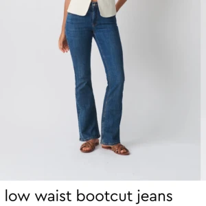 Mörkblåa bootcut jeans  - Mörkblåa bootcut jeans från Gina tricot. Använda fåtal gånger köpta för några månader sedan. Helt slutsålda hos gina. 