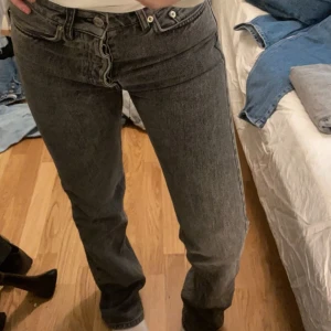 Hopp Jeans  - Säljer dessa snygga gråa jeans ifrån Hope! Nästan oanvända! Straight! 💕💕